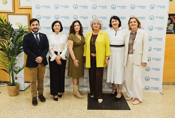 Acompañamos a la nueva Junta de Gobierno del Colegio Oficial de Veterinarios en su toma de posesión